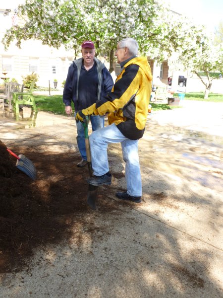 VA Garden April 2013 052